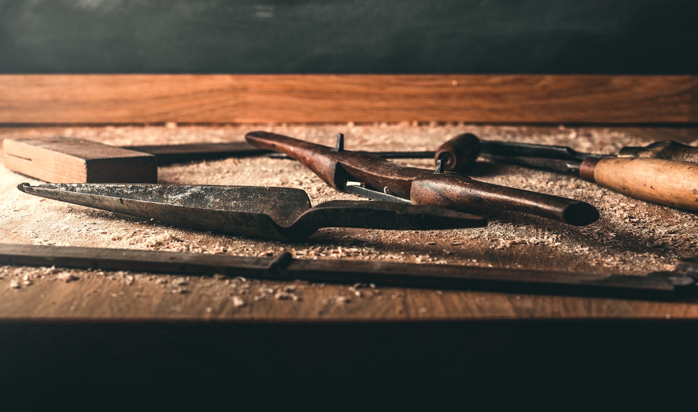 Outils anciens et bois — atmosphère