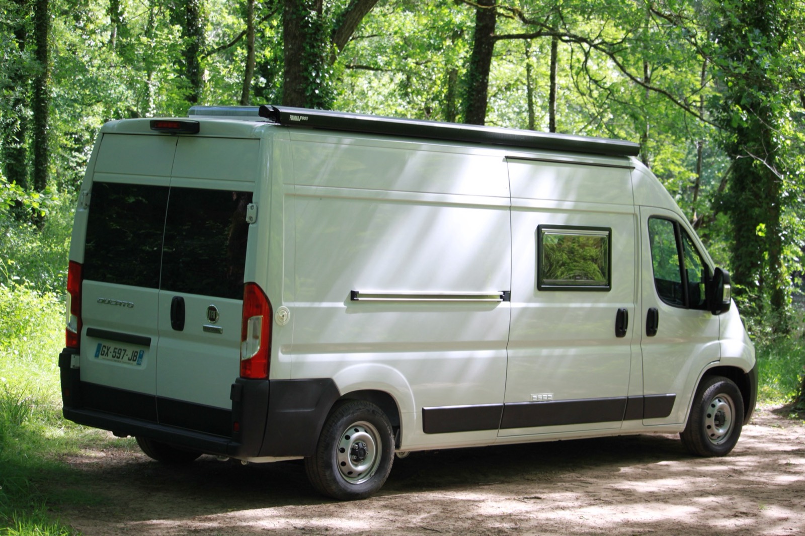 Vue extérieure du van Vanzone Neptune en forêt