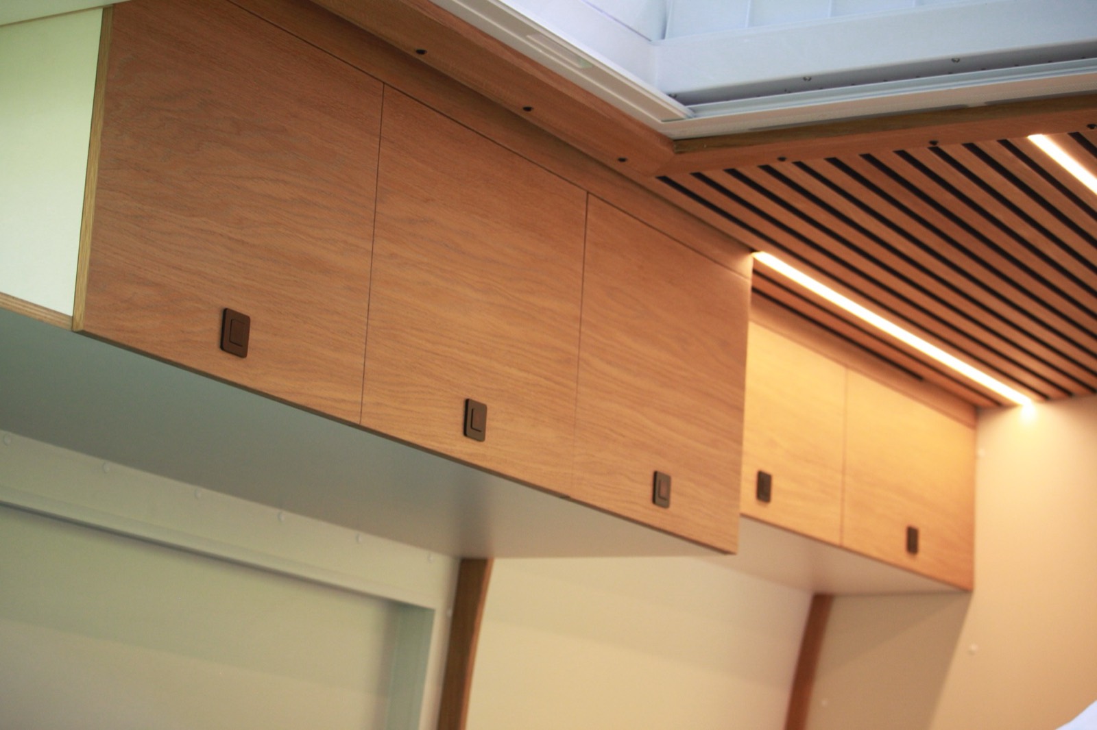 Détail des placards en chêne au plafond